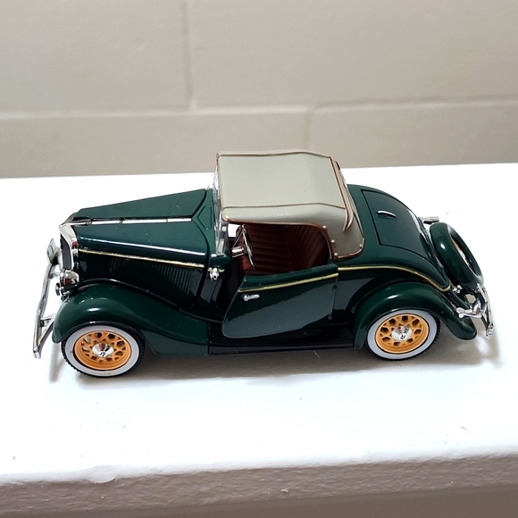 VINTAGE 1933 Model 40 V-8 Deluxe Roadster - Picture 2 of 5